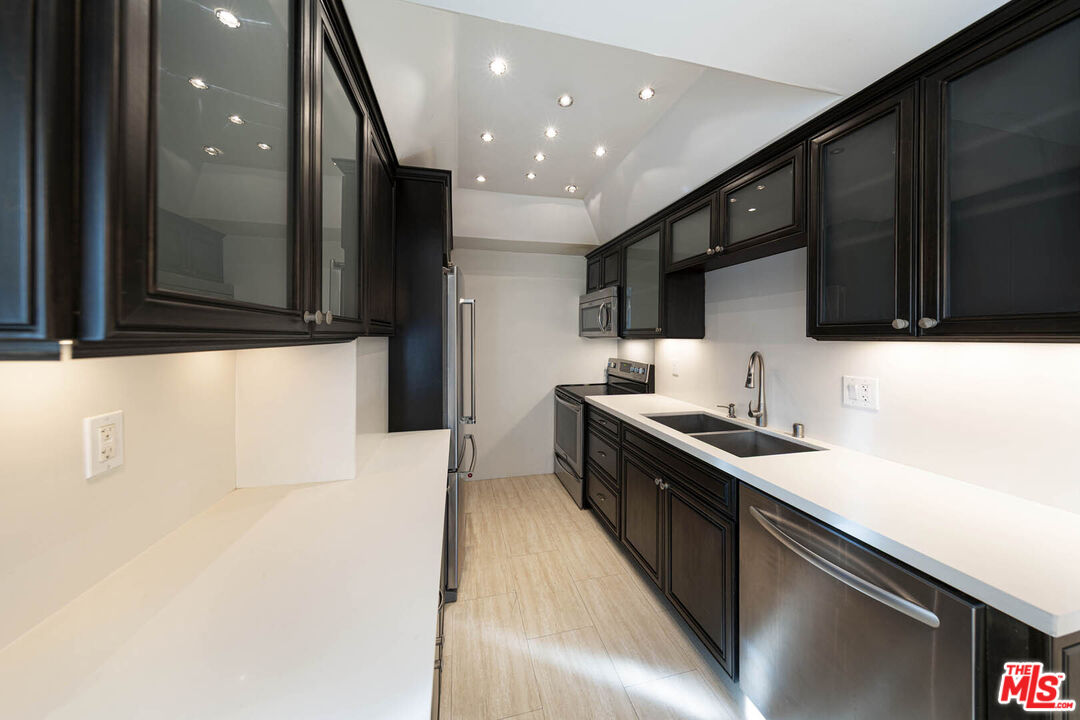 1131 Alta Loma Rd Unit: 131