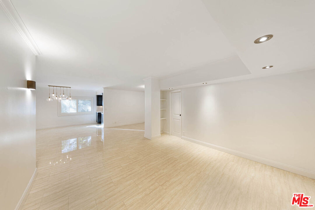 1131 Alta Loma Rd Unit: 131