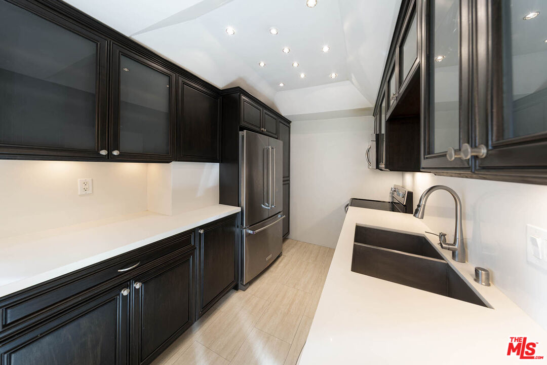 1131 Alta Loma Rd Unit: 131