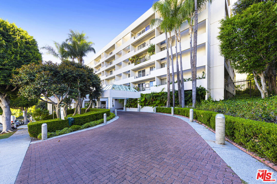 1131 Alta Loma Rd Unit: 131