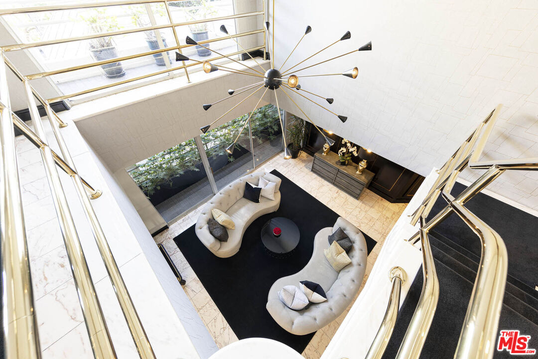 1131 Alta Loma Rd Unit: 131