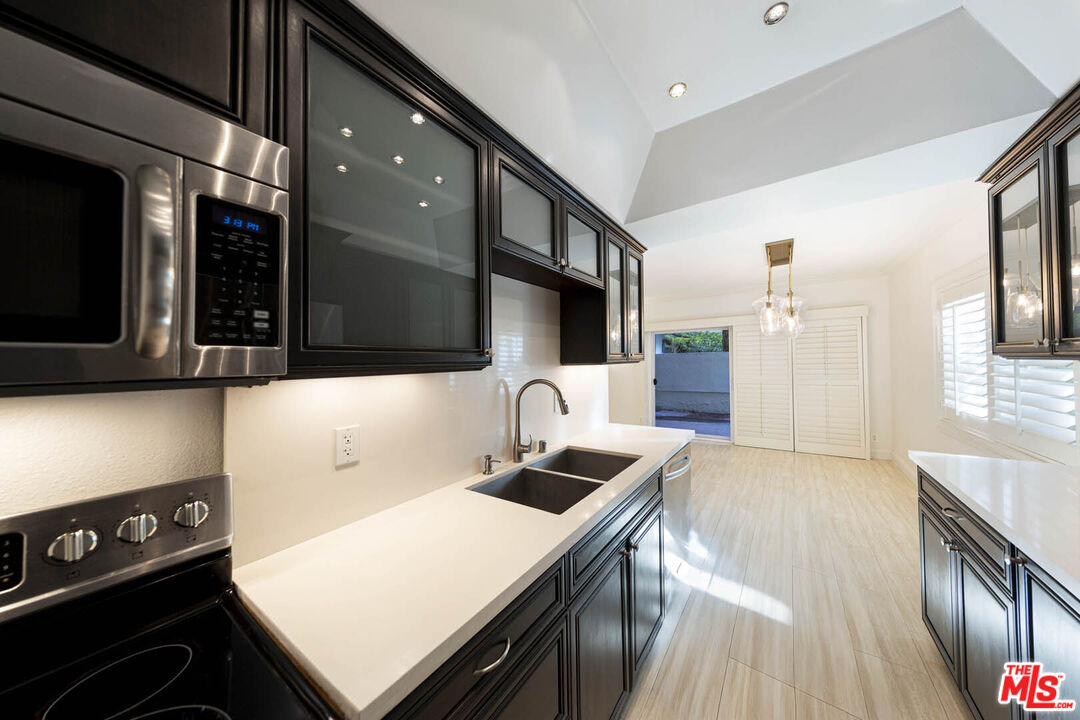 1131 Alta Loma Rd Unit: 131