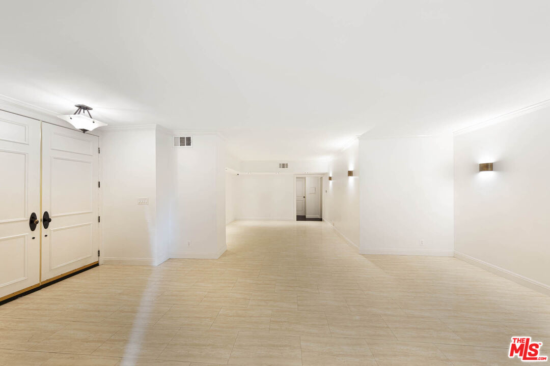 1131 Alta Loma Rd Unit: 131