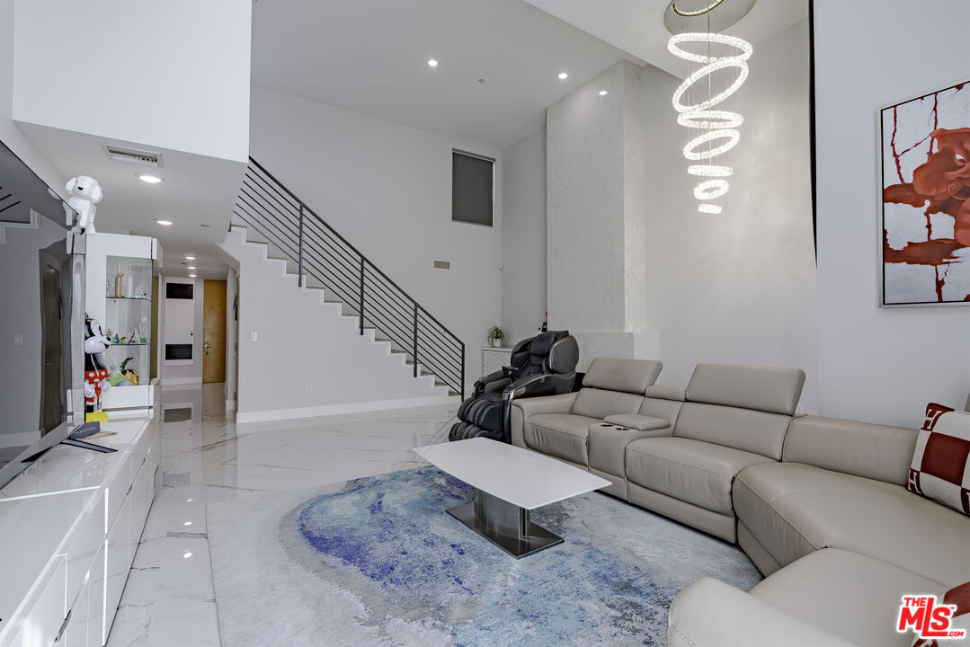 4925 Wilshire Blvd Unit: PH 302