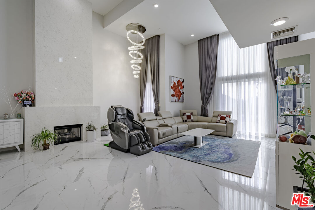 4925 Wilshire Blvd Unit: PH 302