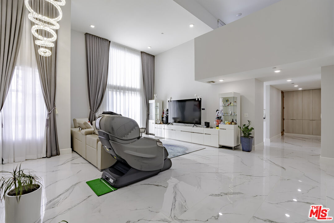 4925 Wilshire Blvd Unit: PH 302