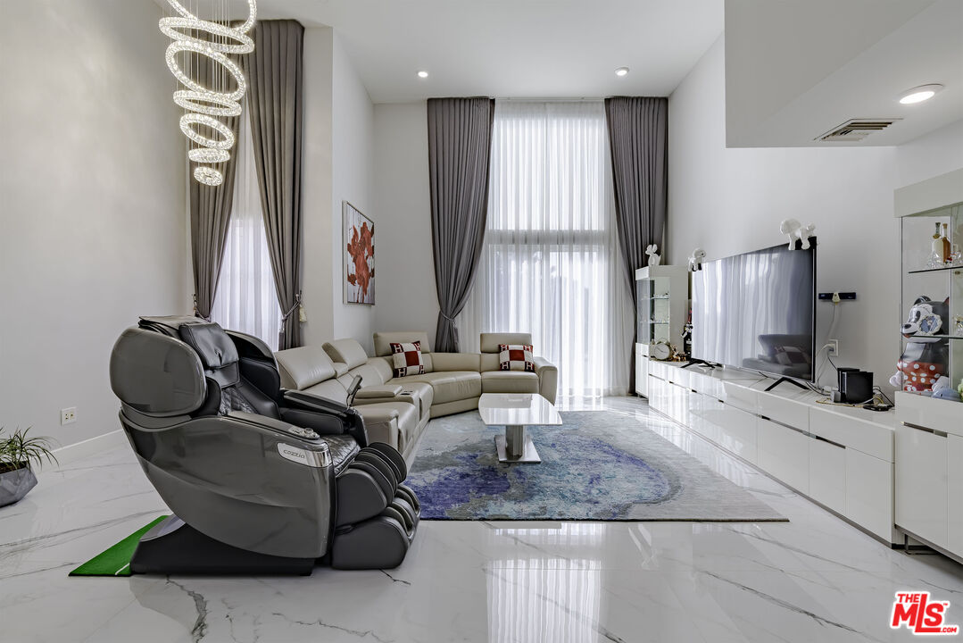 4925 Wilshire Blvd Unit: PH 302