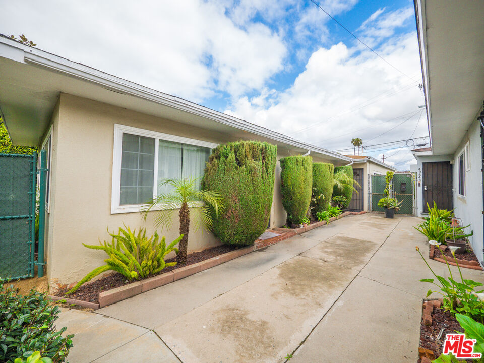 4962 S Centinela Ave