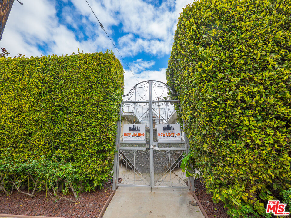 4962 S Centinela Ave