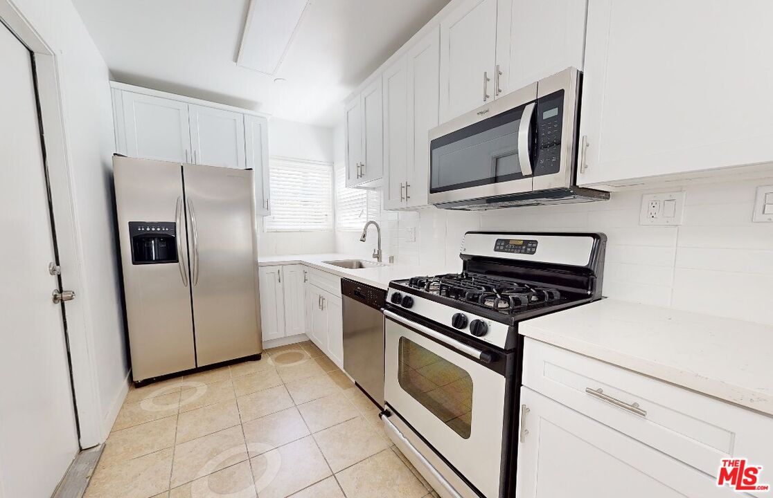 4962 S Centinela Ave