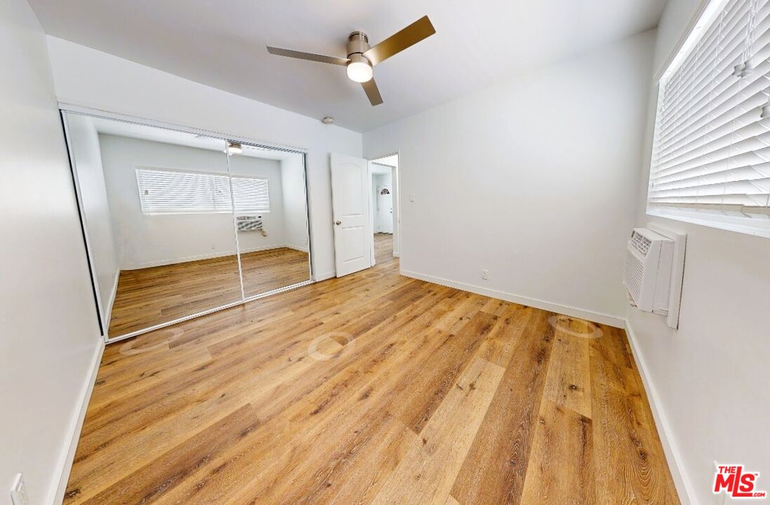 4962 S Centinela Ave