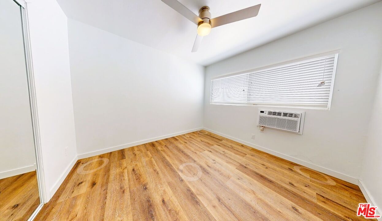 4962 S Centinela Ave