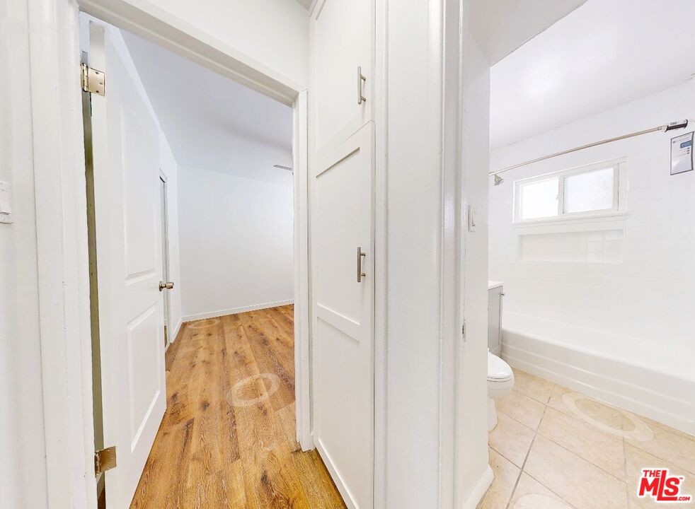 4962 S Centinela Ave