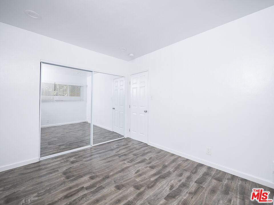 4964 S Centinela Ave