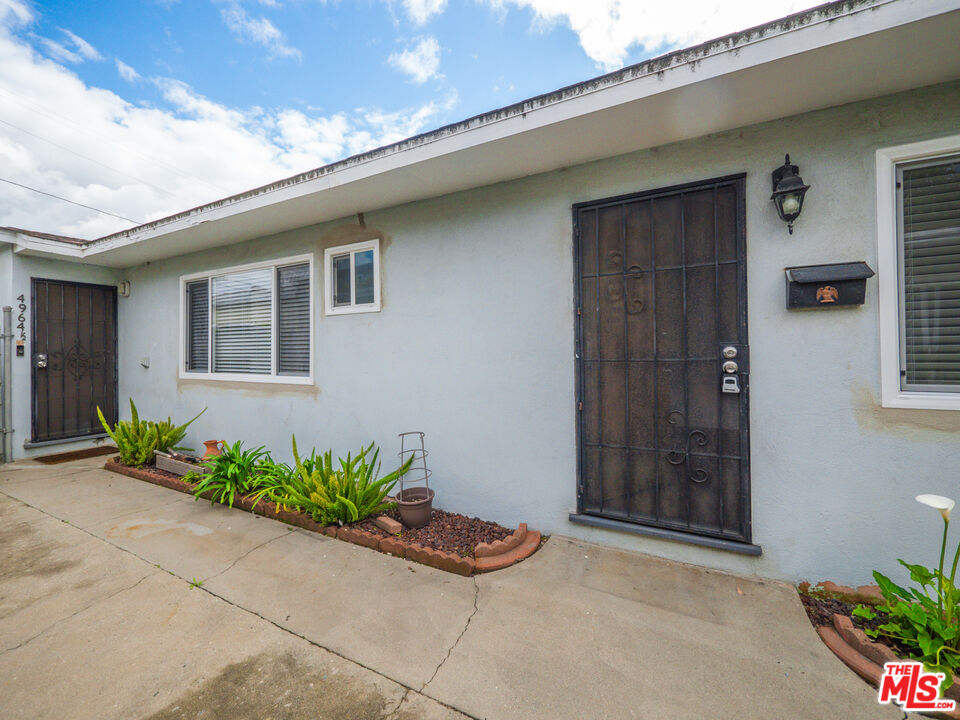 4964 S Centinela Ave