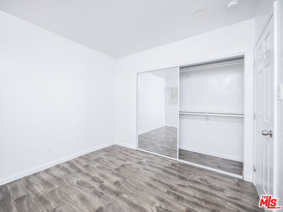 4964 S Centinela Ave