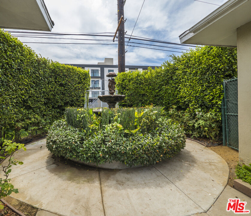 4964 S Centinela Ave