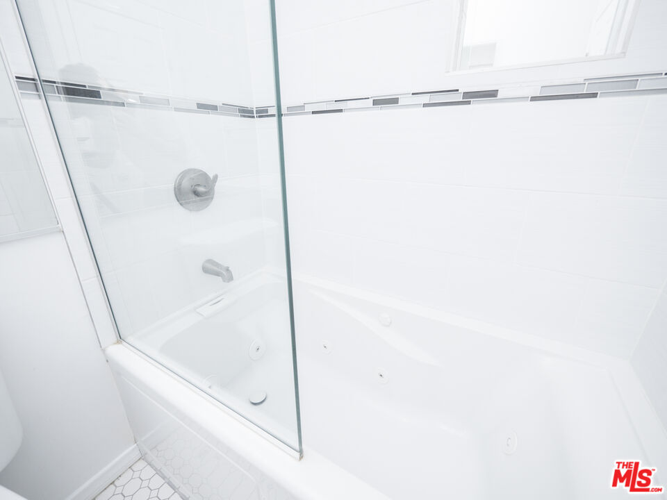 4964 S Centinela Ave