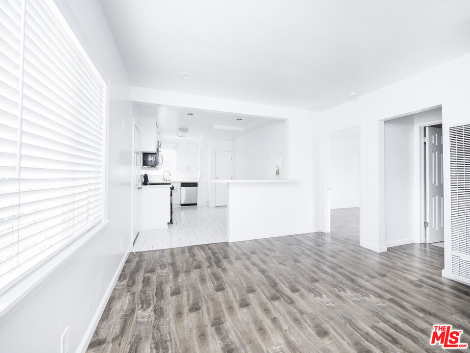 4964 S Centinela Ave