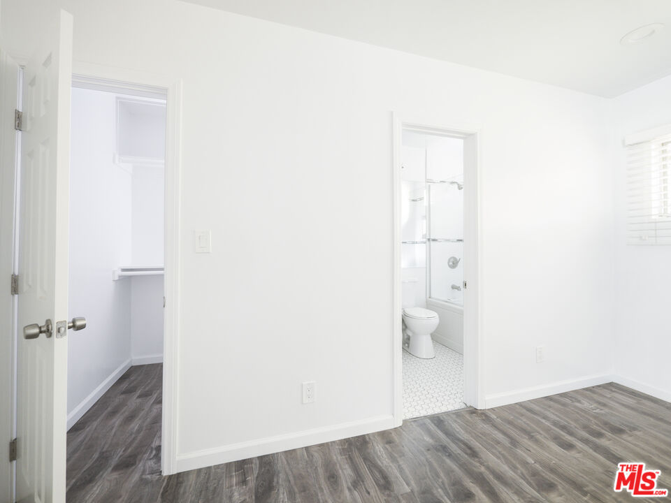 4964 S Centinela Ave