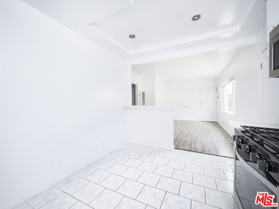 4964 S Centinela Ave