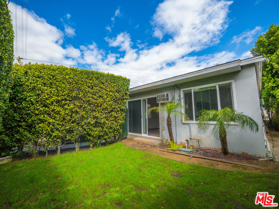 4964 S Centinela Ave