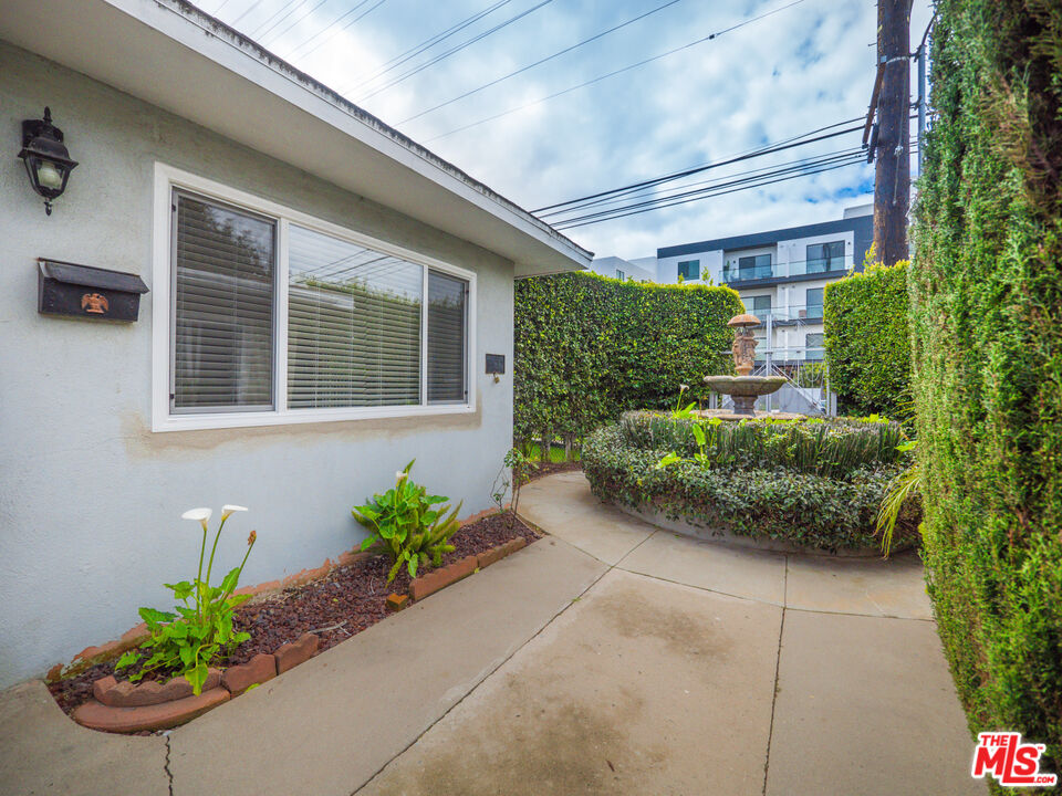 4964 S Centinela Ave