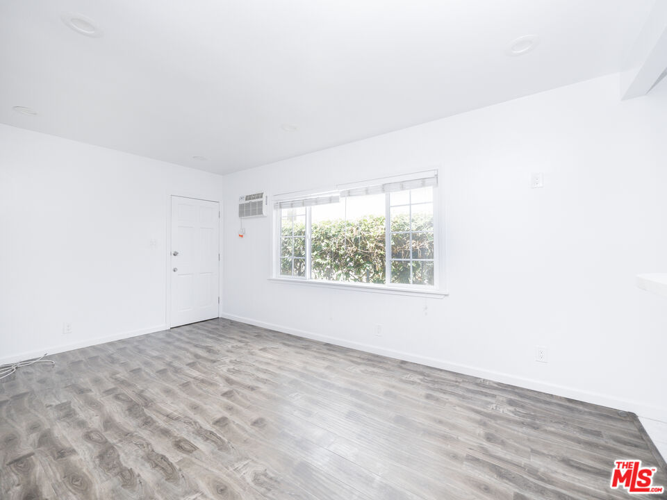 4964 S Centinela Ave