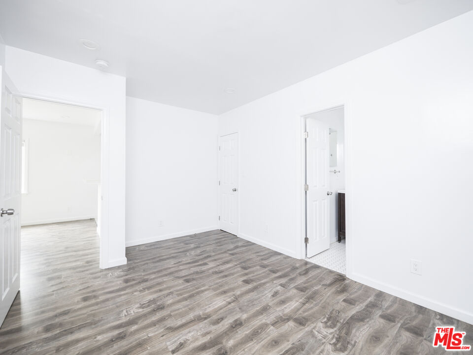 4964 S Centinela Ave