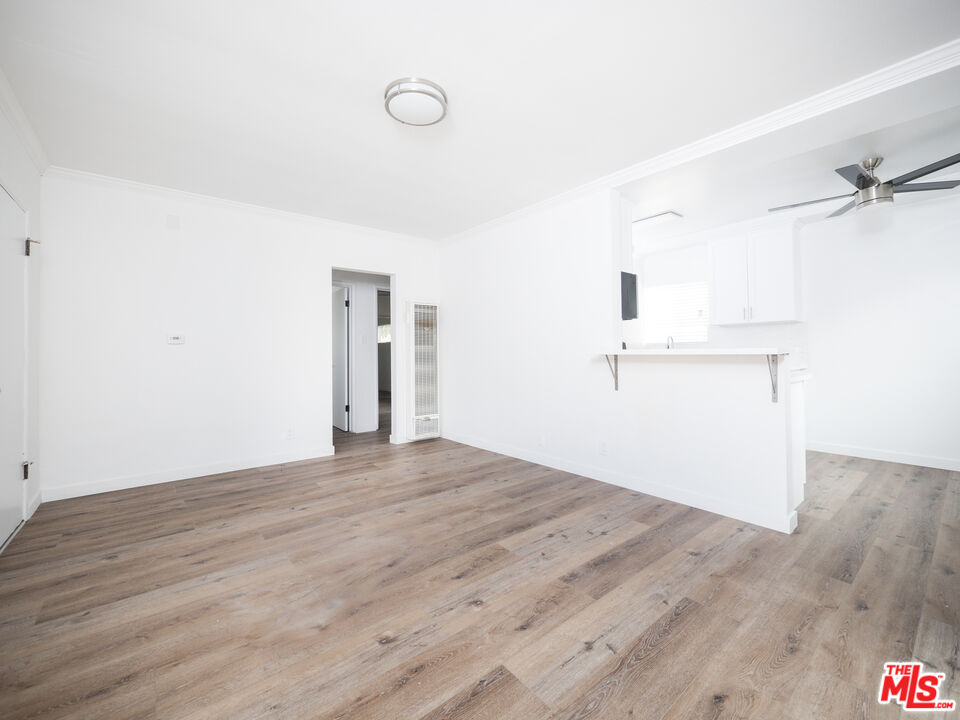 4964 S Centinela Ave