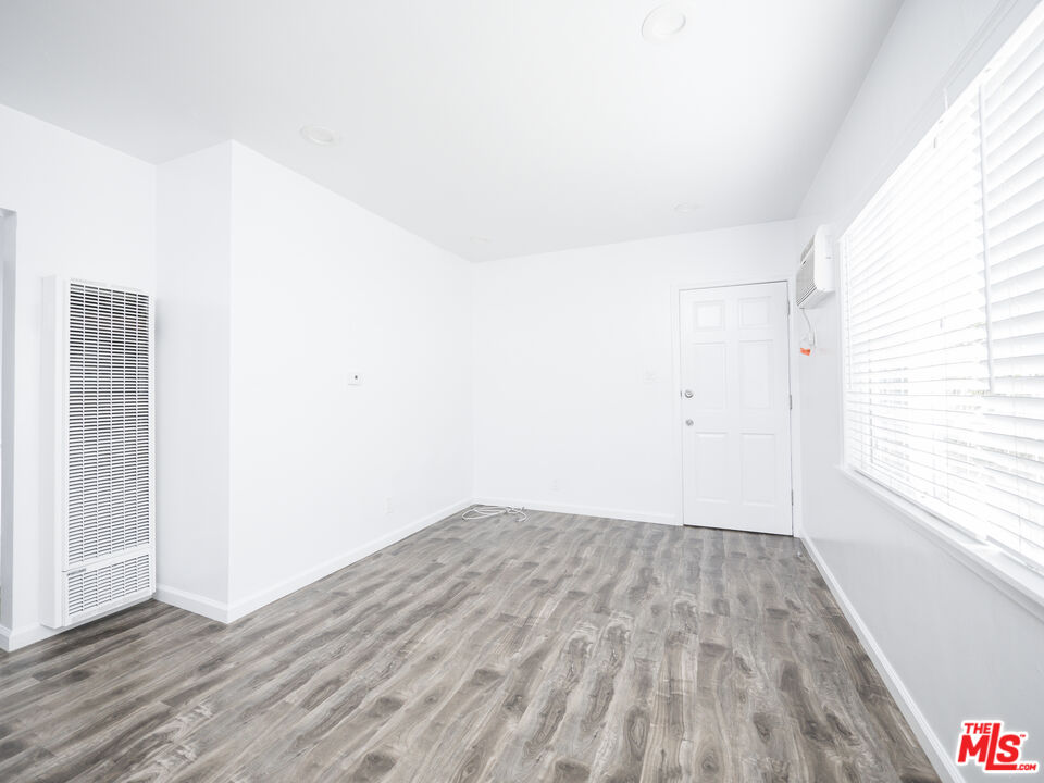 4964 S Centinela Ave