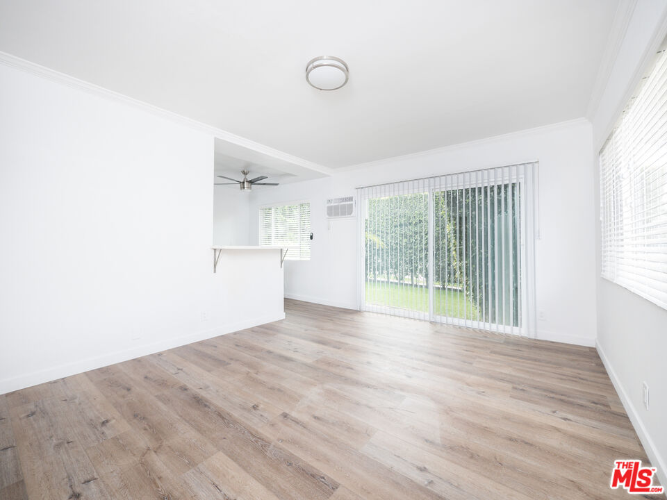 4964 S Centinela Ave