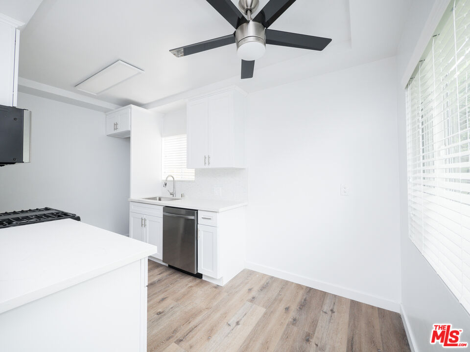 4964 S Centinela Ave