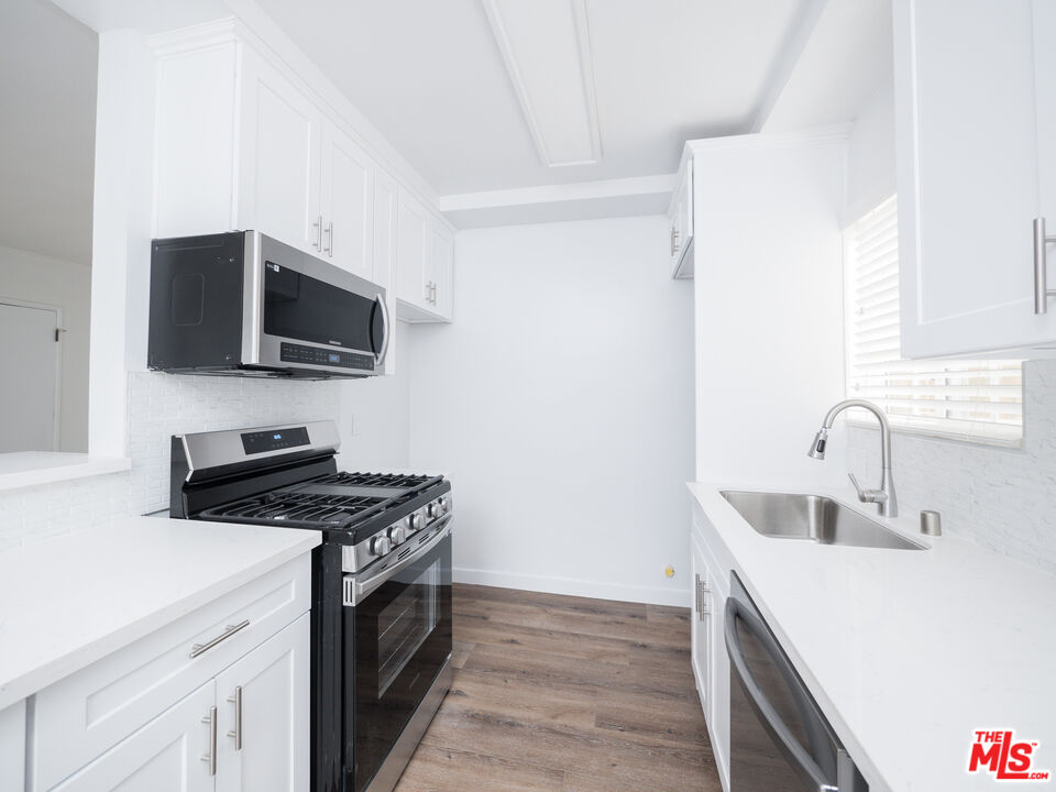 4964 S Centinela Ave