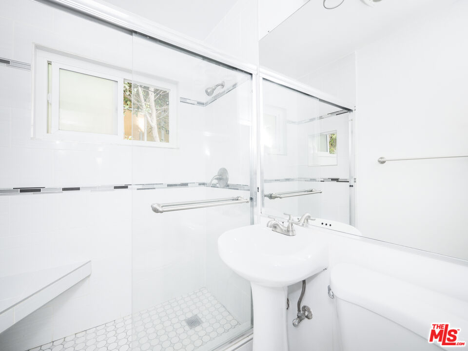 4964 S Centinela Ave