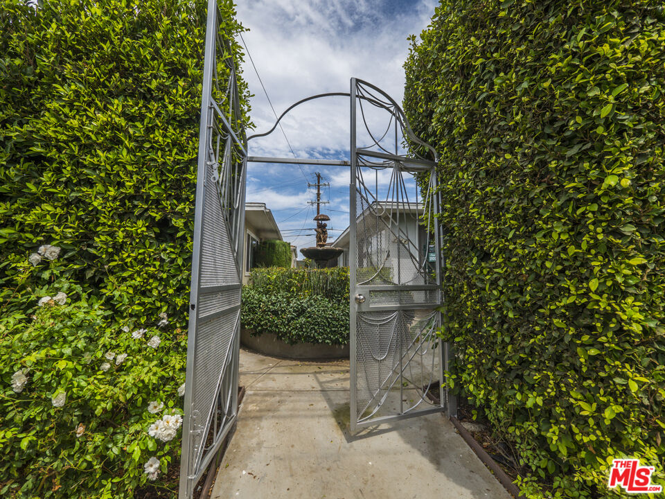 4964 S Centinela Ave