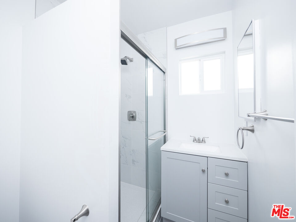 4964 S Centinela Ave