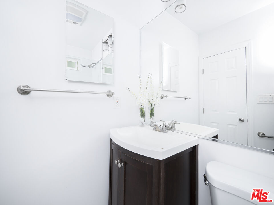 4964 S Centinela Ave