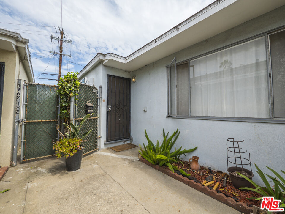 4964 S Centinela Ave