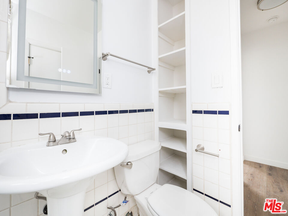 4964 S Centinela Ave