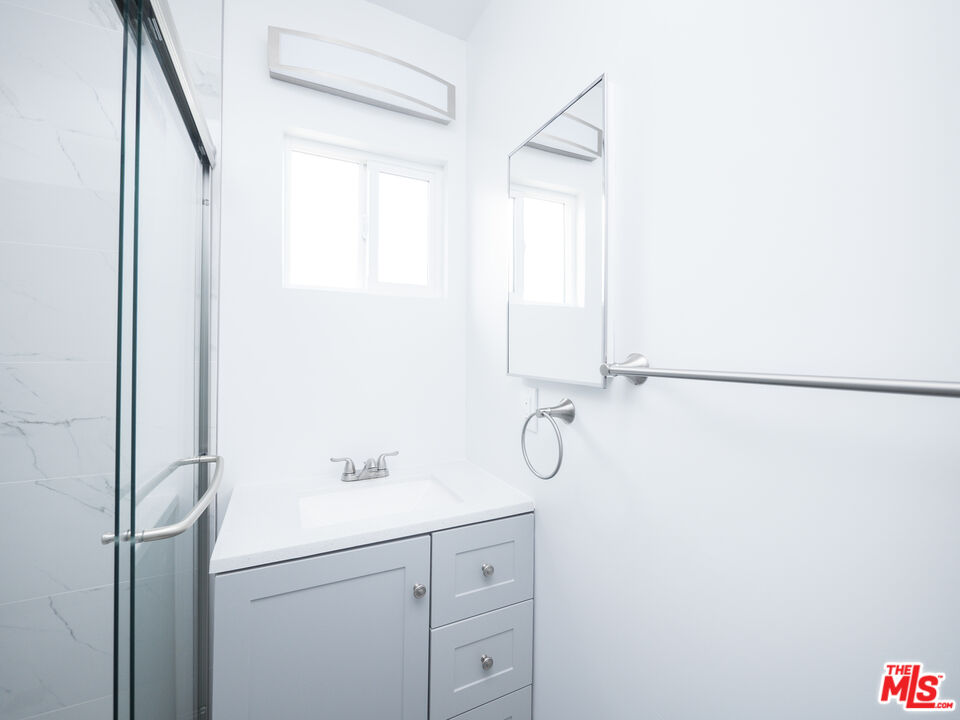 4964 S Centinela Ave