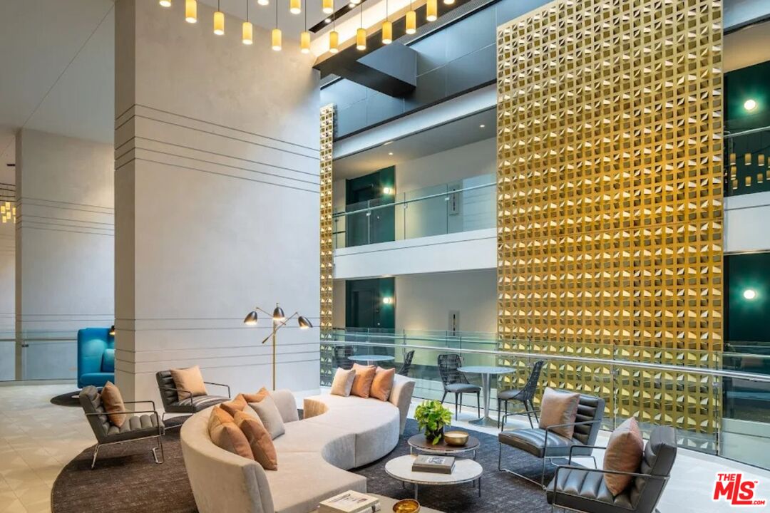 400 S Broadway Unit: 1021