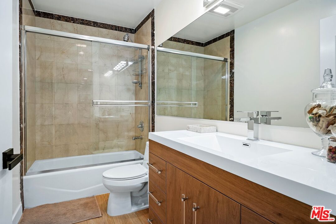 123 S Clark Dr Unit: 104