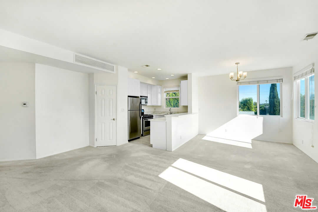 5430 Bellingham Ave Unit: 306