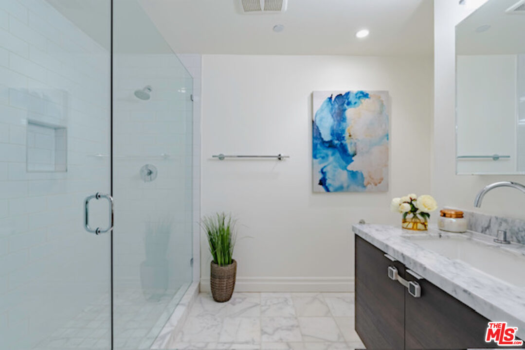 4661 Wilshire Blvd Unit: 204