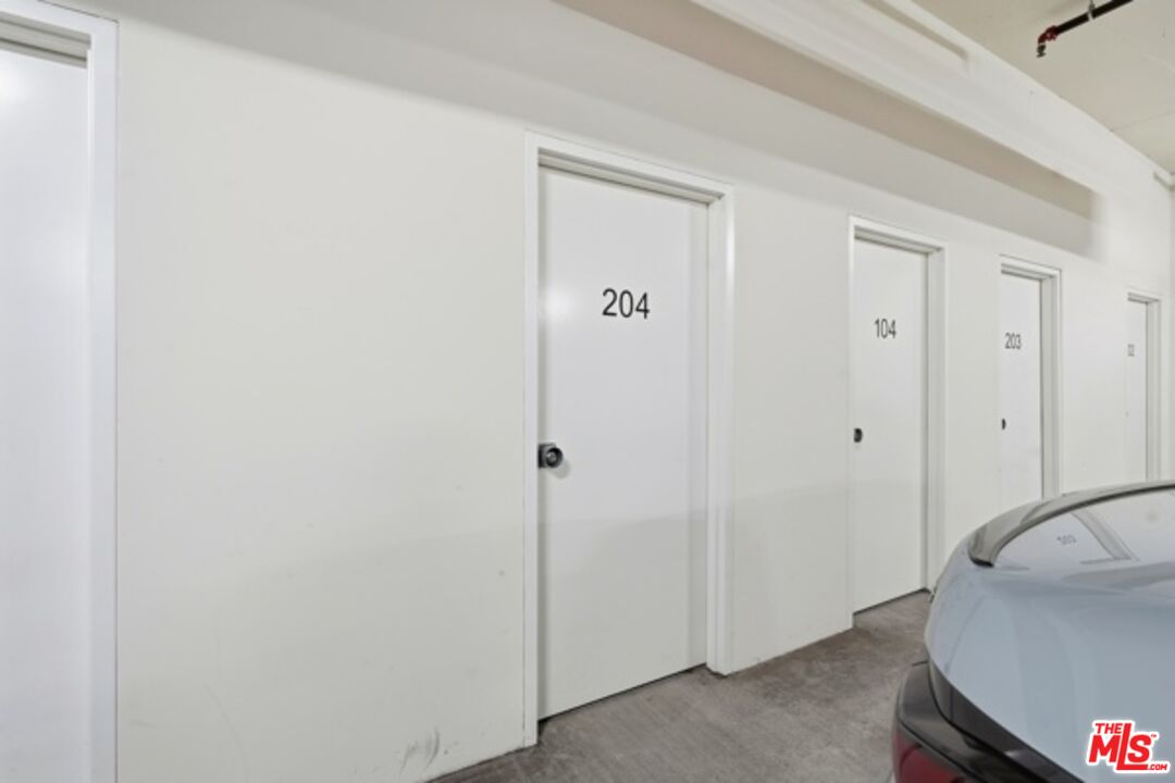4661 Wilshire Blvd Unit: 204