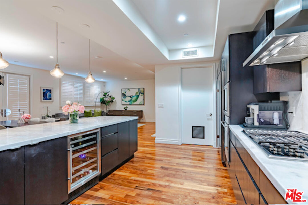 4661 Wilshire Blvd Unit: 204