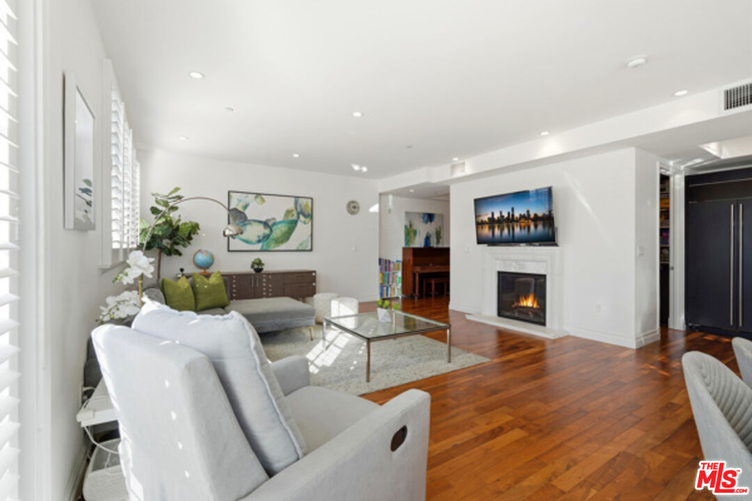 4661 Wilshire Blvd Unit: 204