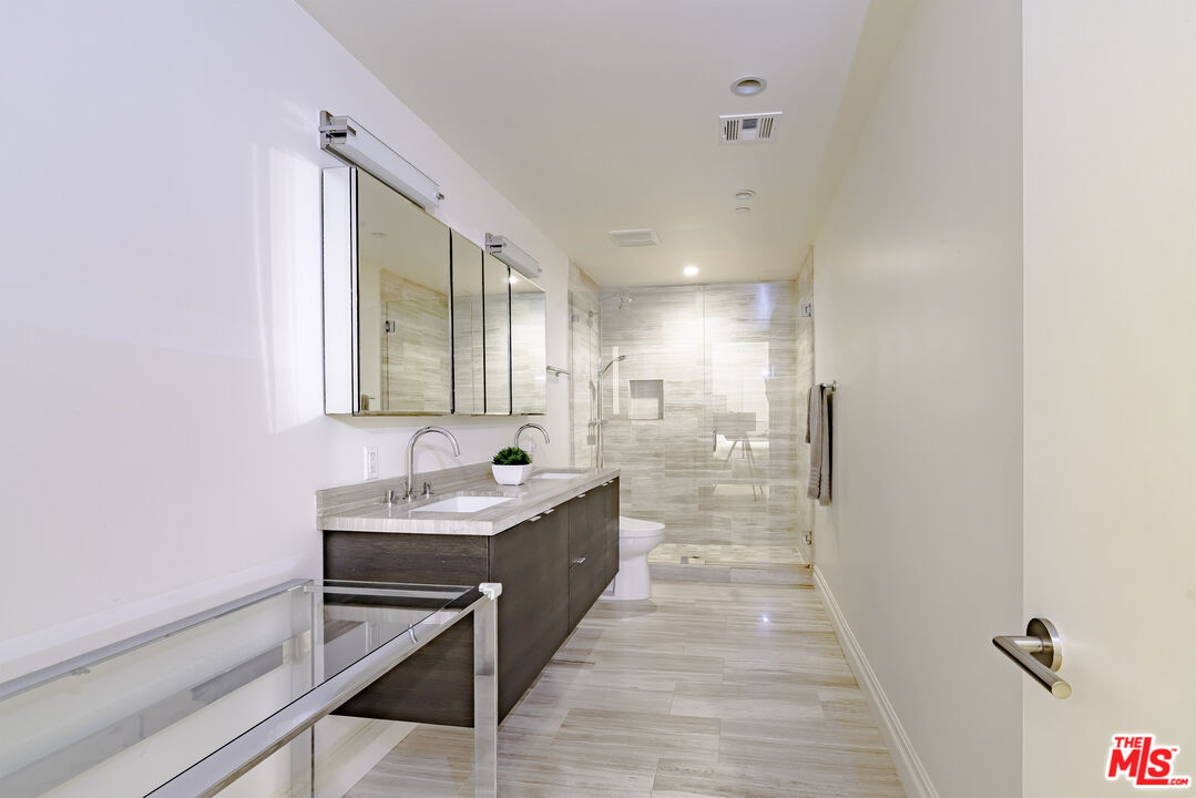 4661 Wilshire Blvd Unit: 204