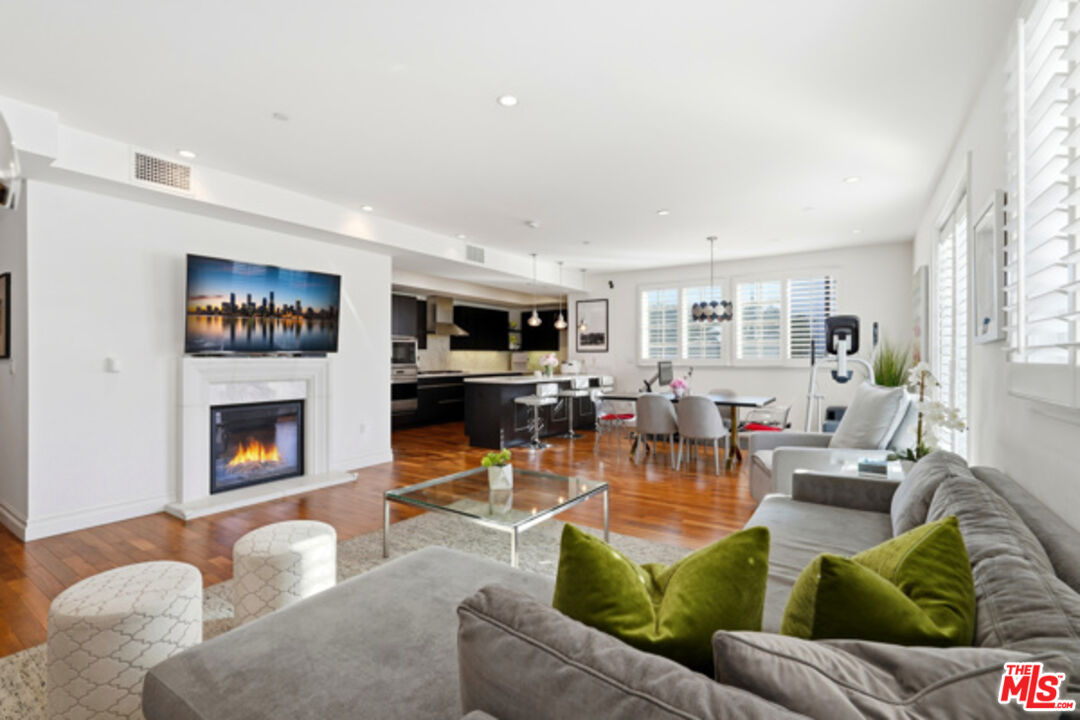 4661 Wilshire Blvd Unit: 204